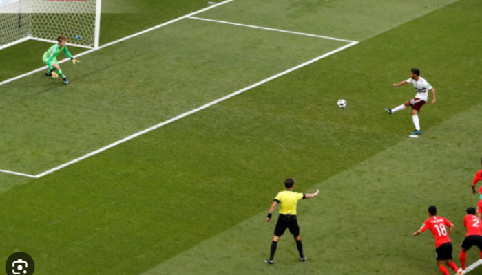 thủ môn có được bắt bóng ngoài vòng cấm địa hình phạt